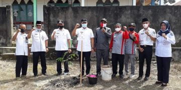 HUT Ke-75 RI, Bupati Lamandau Serahkan 20 Ribu Bibit Tanaman Buah ke Masyarakat