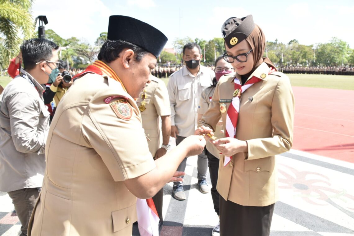 Wakil Ketua Mabida Gerakan Pramuka Kalteng H. Edy Pratowo saat menyematkan Tanda Penghargaan Lencana Darma Bakti kepada Ketua Kwarda Gerakan Pramuka Kalteng Ivo Sugianto Sabran