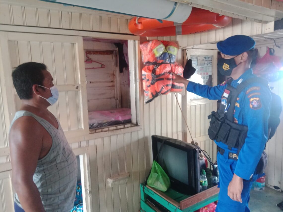 Personil Satpolairud Polres Seruyan memberikan imbauan di sekitar Dermaga Bongkar Muat Kuala Pembuang Das Seruyan Kecamatan Seruyan Hilir Kabupaten Seruyan, Kamis (19/08/2021) Pukul 10.00 wib. Foto : Tbn