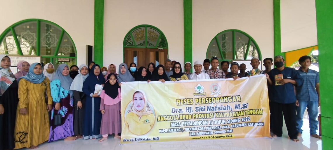 Ketua Komisi III DPRD Kalteng Dra. Hj. Siti Nafsiah. M, SI menyempatkan diri bersilaturahmi ke warga masyarakat di lingkungan  Masjid Jami Ar Raudah RT 1 Kuala Kurun, Rabu (17/8/2022). Foto : Fan