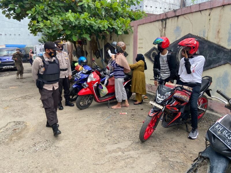 Personel Polres Seruyan Setiap saat melaksanakan patroli dialogis mengajak masyarakat untuk mematuhi Protokol Kesehatan di wilayah Kecamatan Seruyan Hilir, Kabupaten Seruyan, Provinsi Kalimantan Tengah, Minggu (19/09/2021). Foto : Tbn
