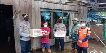 Kapolres Seruyan Bersama Ketua Bhayangkari Berikan Bantuan Sembako di Desa Bangkal