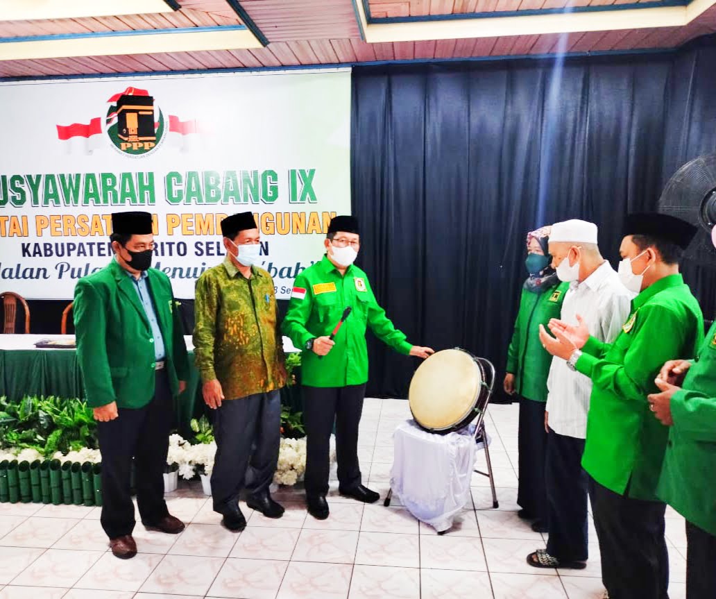 Rejikinnor, Sekretaris Wilayah DPW PPP Kalteng saat menabuh Tarbang Hadrah tanda dimulainya kegiatan Muscab IX PPP Kabupaten Barito Selatan  yang disaksikan oleh para tamu undangan, Sabtu (19/9/2021). Foto : Ist