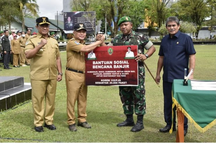 Gubernur Kalteng H. Sugianto Sabran menyerahkan secara simbolis bansos untuk masyarakat terdampak banjir di Halaman Makorem 102/Pjg