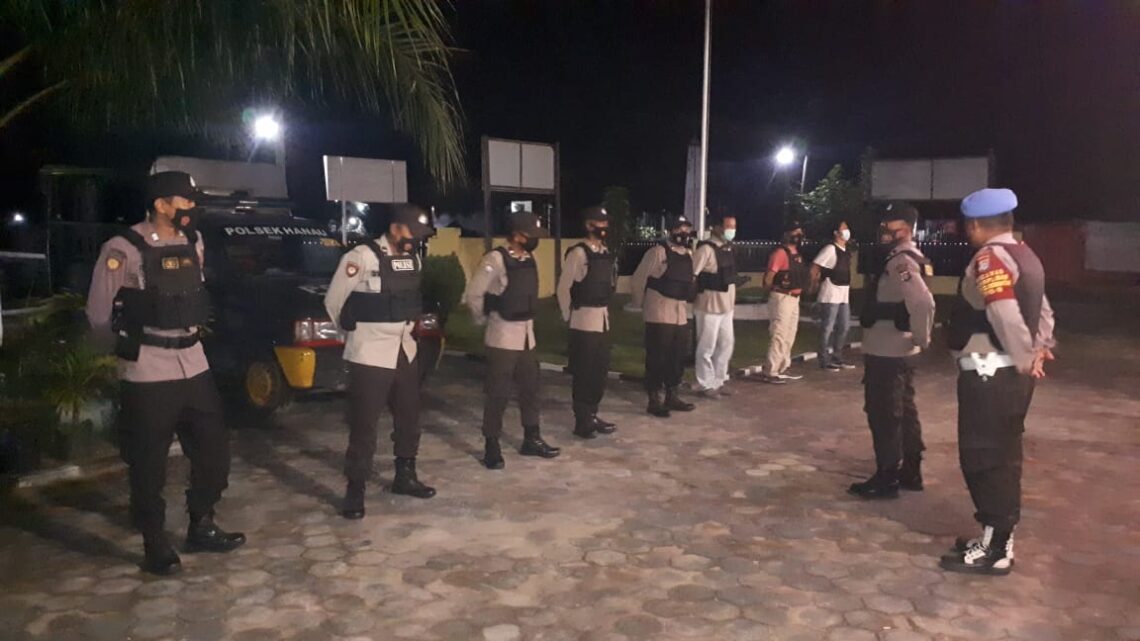 Jajaran personil Polsek Hanau Polres Seruyan melakukan apel siaga pengamanan di Mako Polsek Hanau, Selasa (19/10/21) malam. Foto : Tbn