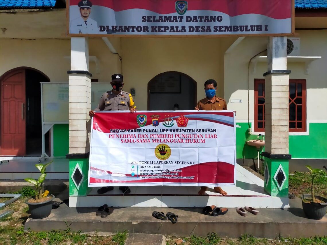 Polsek Danau Sembuluh, melaksanakan sosialisasi dengan menggunakan spanduk Saber Pungli ke beberapa warga dan mensosialisasikan tentang Sapu Bersih Pungutan Liar pada salah satu warga. Foto : Tbn