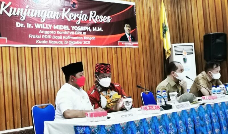 Anggota DPR RI Dapil Kalteng, Willy Midel Yoseph saat reses di Kuala Kapuas, Selasa (19/10/2021). Foto : Lg