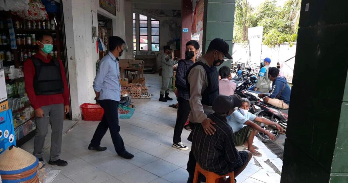 Personil Gabungan Polres Seruyan, Polda Kalteng, dalam rangka Pendisiplinan terhadap masyarakat polres seruyan rutin laksanakan giat operasi yustisi, Selasa  (19/10/2021). Foto : Tbn