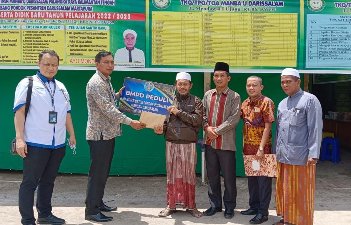 Badan Musyawarah Perbankan Daerah (BMPD) Provinsi Kalimantan Tengah, kembali menyalurkan bantuan sosial untuk lembaga pendidikan keagamaan di Palangka Raya, Rabu (9/11/2022). Foto : Ist