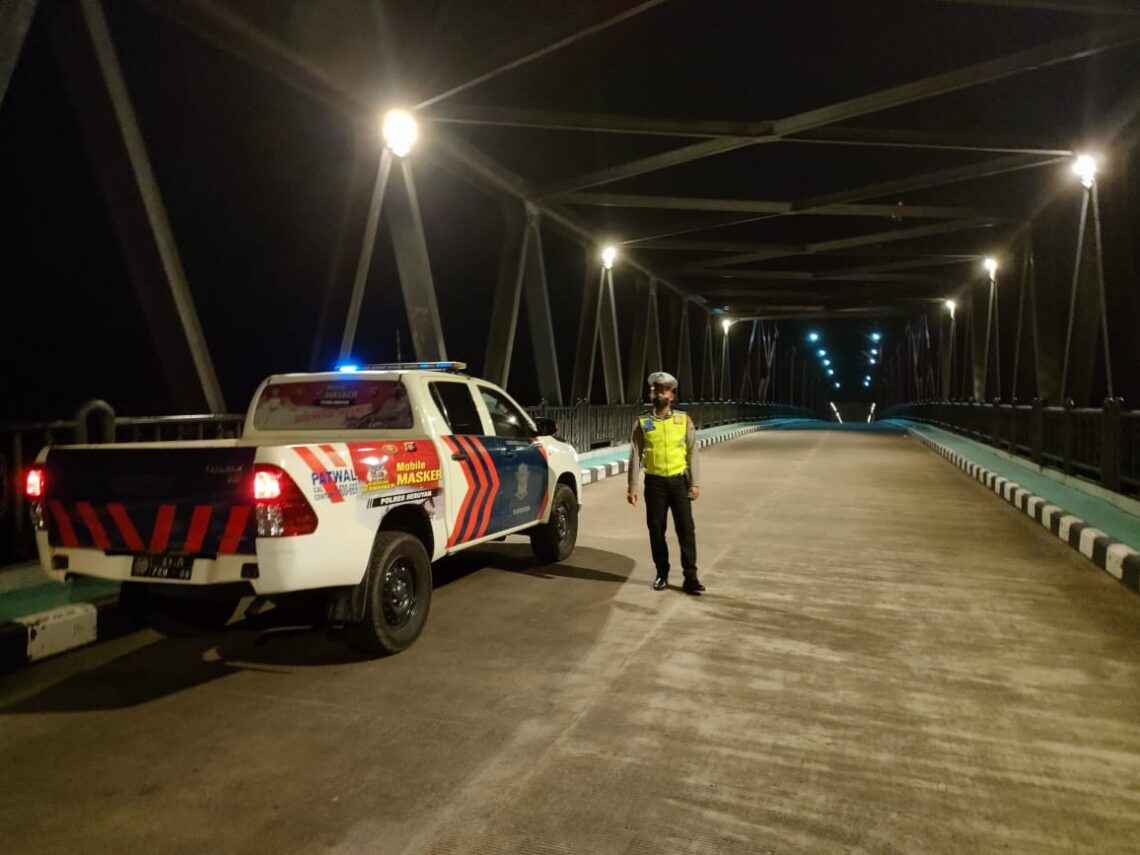 Guna mengantisipasi balap liar atau Bali, Satlantas Polres Seruyan melaksanakan patroli di lokasi rawan balap liar, Minggu dini hari (19/12/2021). Foto : Tbn