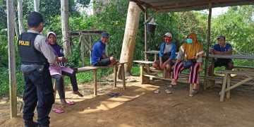 Polsek Manuhing Gelar Patroli Dialogis Pentingnya Prokes Cegah Penyebaran Covid-19