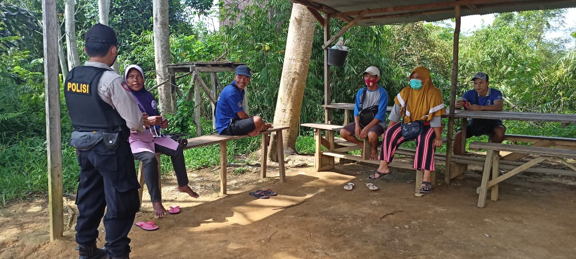 Anggota tim patroli dialogis Polsek Manuhing, Polres Gunung Mas saat sosialisasi pentingnya prokes cegah penyebaran Covid-19. FOTO : tbn.
