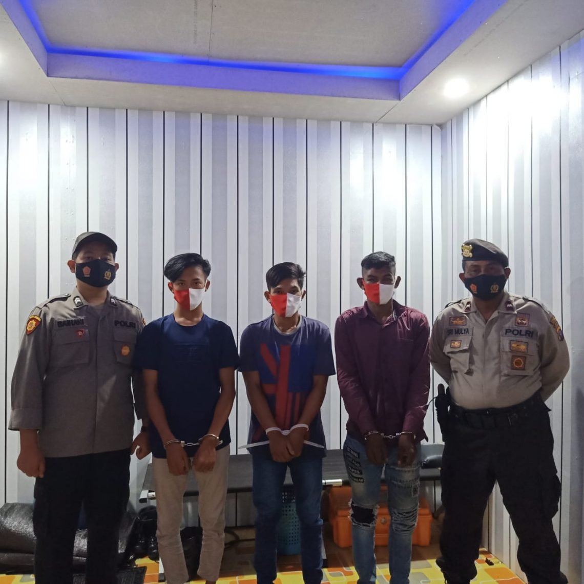 Ketiga pelaku tindak pidana pencurian dengan pemberatan di gedung sarang walet milik Norma binti Junaidi di jalan Padat Karya, Kecamatan Jenamas, Kabupaten Barsel diapit petugas kepolisian. FOTO : ist.