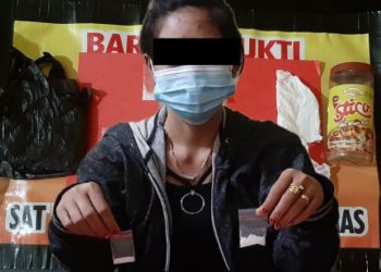 Lagi Asyik Bertamu, Ibu Rumah Tangga Tidak Lulus SMA ini Terkejut Ditangkap, Ternyata…