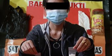 Lagi Asyik Bertamu, Ibu Rumah Tangga Tidak Lulus SMA ini Terkejut Ditangkap, Ternyata…