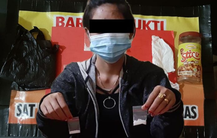 Pelaku T (28) dan barang bukti sabu. FOTO : tbn.