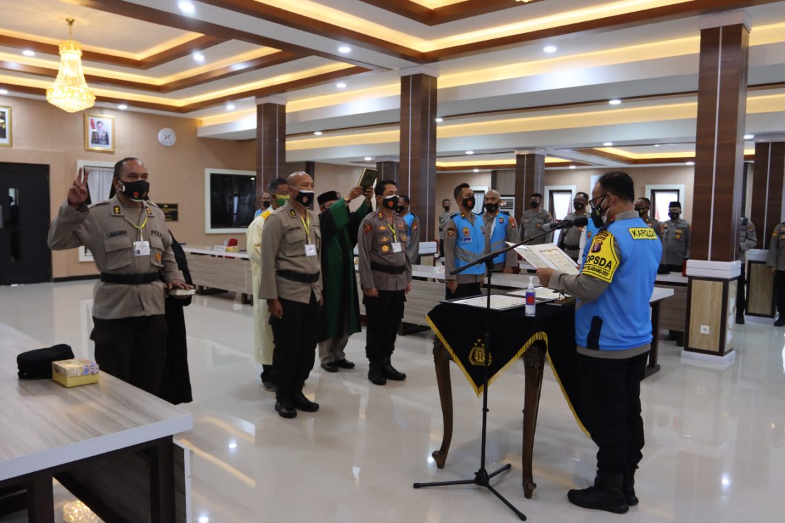 Kapolda Kalteng Irjen Pol. Dr. Dedi Prasetyo, M.Hum., M.Si., M.M., sedang mengambil sumpah panitia PKN tingkat II Tahun 2021, Rabu (24/2/2021). FOTO : tbn.