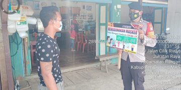 Gunakan Papan Portabel, Briptu Rahmat Hidayat Aktif Sosialisasikan Prokes