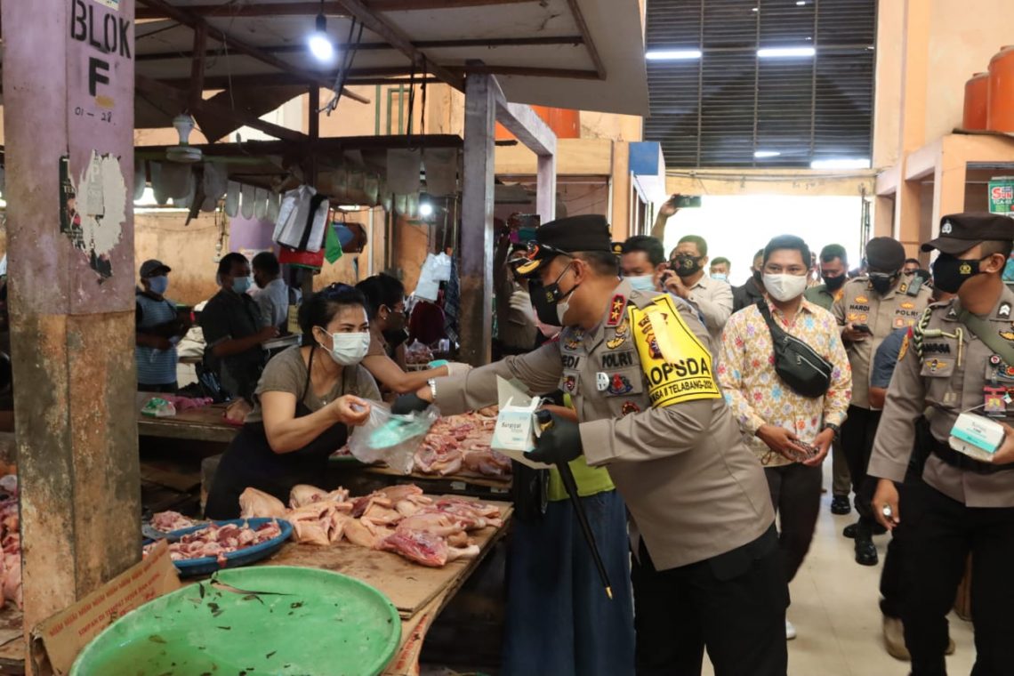 Kapolda Kalteng Irjen Pol. Dr. Dedi Prasetyo, M.Hum., M.Si., M.M., sedang membagikan masker kepada pedagang dan pengunjung Pasar Kahayan Palangka Raya beberapa waktu lalu. FOTO : tbn.