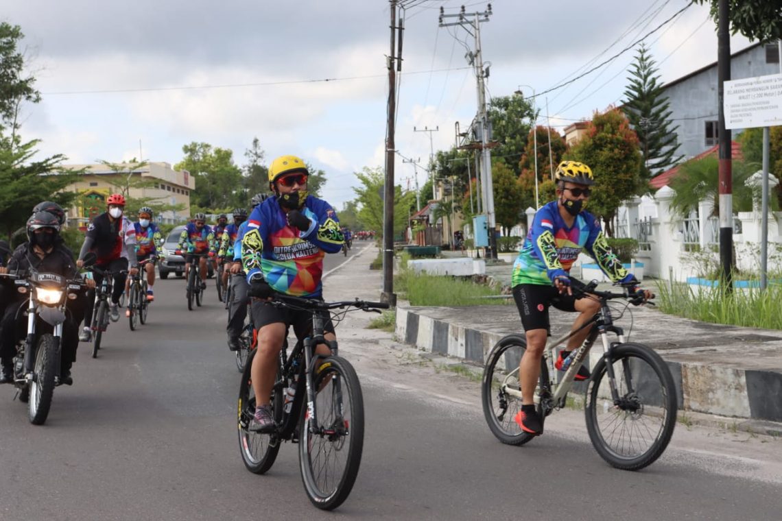 Kapolda Kalteng Irjen. Pol. Dr. Dedi Prasetyo, M.Hum., M.Si., M.M., mengepalkan tangan tanda semangat dan sehat. FOTO : tbn.