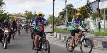 Kapolda dan Wakapolda Kalteng Gowes Sembari Berbagi