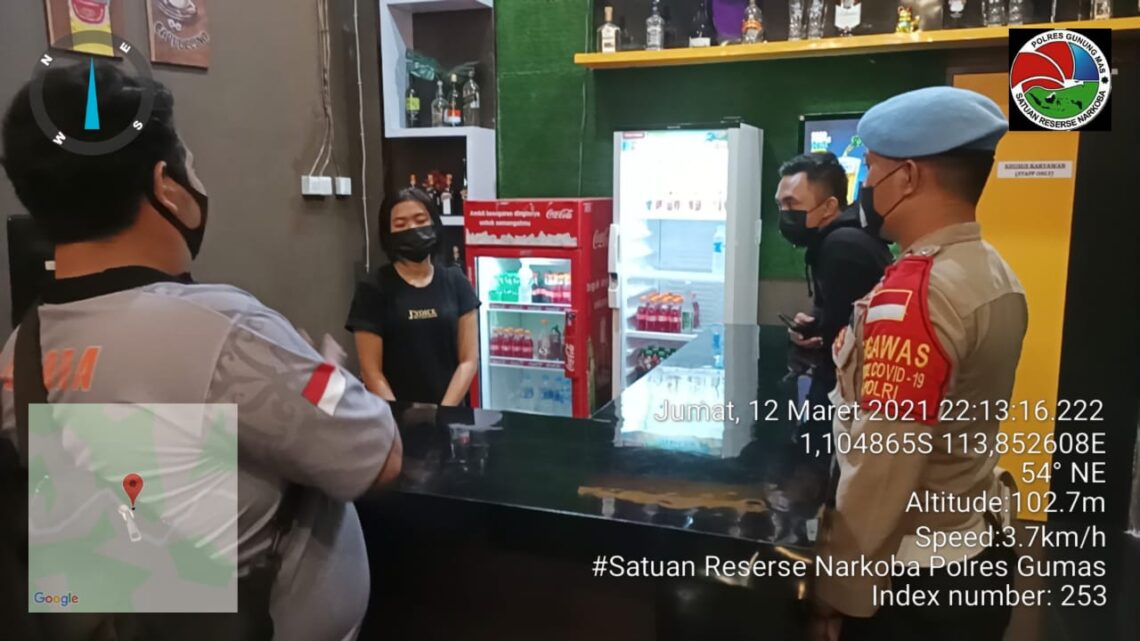 Perosnel Polres Gumas sedang sambangi salah satu tempat hiburan malam yang ada di kota Kuala Kurun, Jumat (12/3/2021) malam. FOTO : tbn