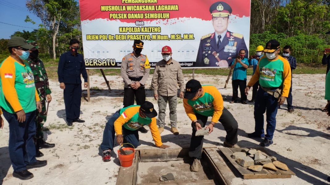 Kapolda Irjen Pol. Dr. Dedi Prasetyo, M.Hum., M.Si., M.M., melakukan peletakan batu pertama pembangunan Musala Wicaksana Laghawa Polsek Sembuluh, Minggu (14/03/2021) pagi. FOTO ; tbn.