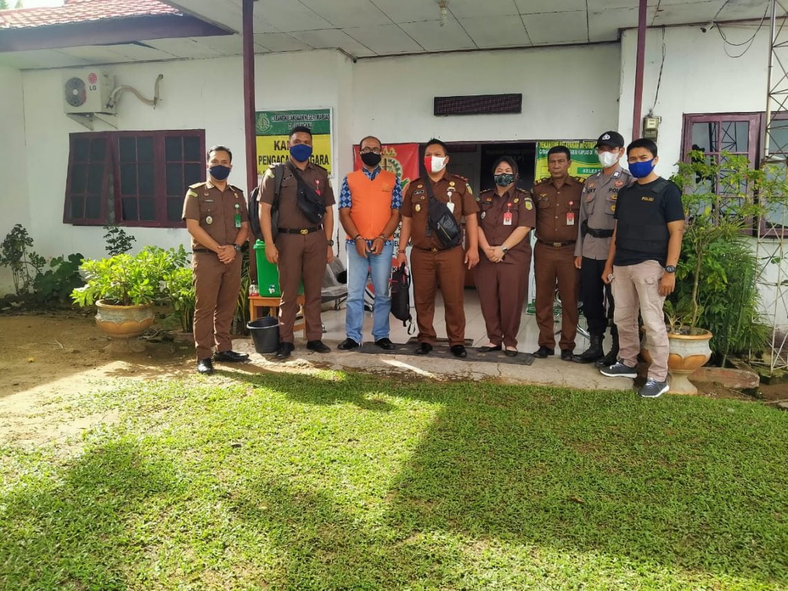 Tersangka FGSS Kepala Desa Kahuripan Permai Kahuripan (B-4)  Kecamatan Dadahup Kabupaten Kapuas saat  diantar petugas Cabang Kejaksaan Negeri Kapuas di Palingkau ke Rutan Kelas II B Kapuas, Senin (14/12/2020). FOTO : penkum kejati kalteng.