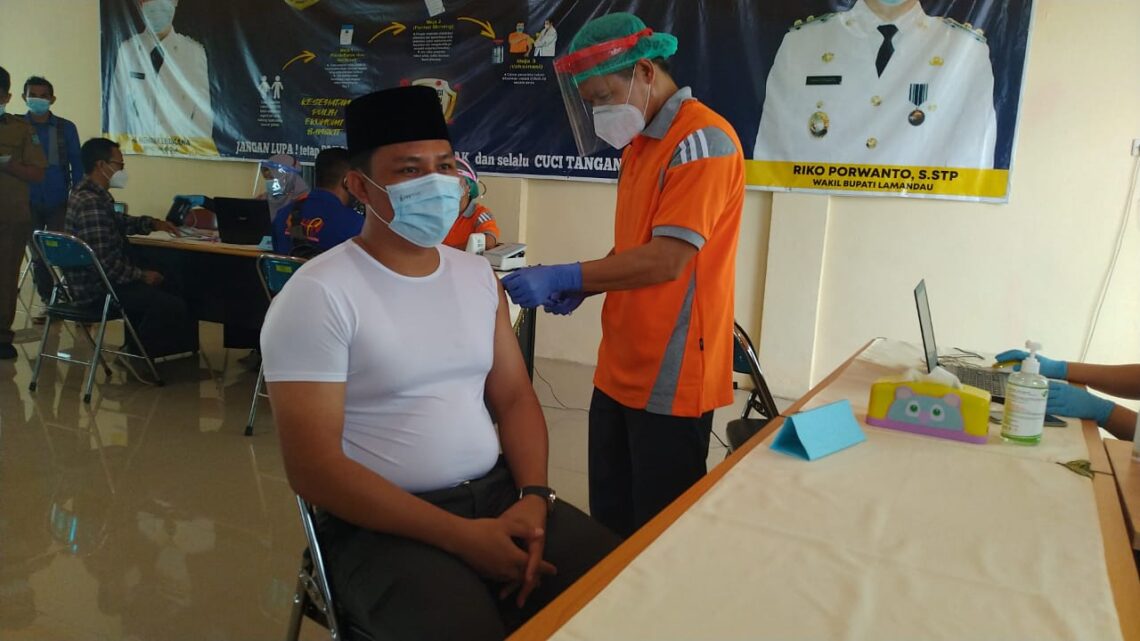 Bupati Lamandau H. Hendra Lesmana saat disuntik vaksin Covid-19 tahap II di Aula gedung Puskesmas Jalan A.Yani Kecamatan Bulik Lamandau, Senin (22/3/2021). FOTO : by.