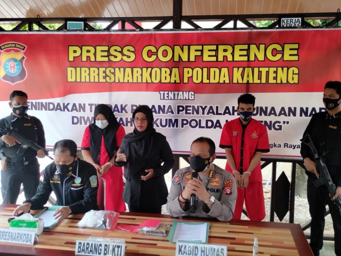 Kabidhumas Kombes Pol. K. Eko Saputro, S.H., M.H., (pegang mikrofon) dan Dirresnarkoba Kombes Pol Nono Wardoyo, S.I.K., M.H., saat jumpa pers Tindak Pidana Narkoba di Balai Wartawan Mapolda Jalan Tjilik Riwut Km 1 Kota Palangka Raya, Selasa (23/03/2021) siang. FOTO : tbn.