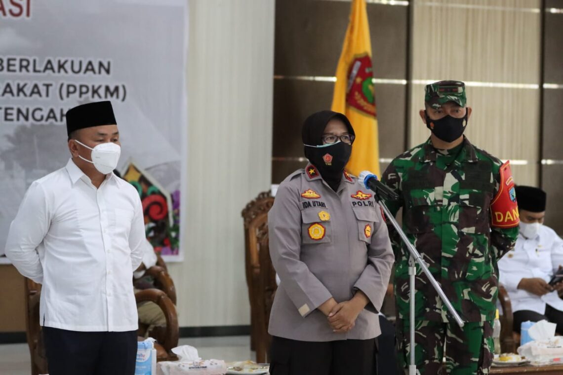 Wakapolda Brigjen Pol Ida Oetari Poernamasasi, S.A.P., M.A., (tengah) saat memberikan sambutan pada Rapat Koordinasi Forkopimda Kalteng yang berlangsung di Aula Bupati Kotawaringin Barat, Rabu (24/03/2021) pagi. FOTO : tbn.