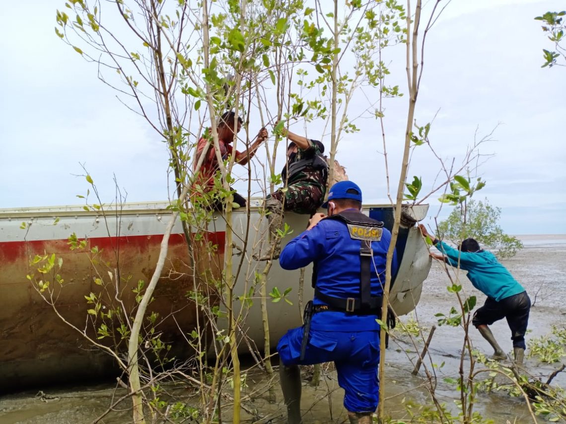 Tim gabungan yang diinisiasi Polda Kalteng saat memeriksa secara detil benda yang diduga bagian pesawat terbang. FOTO : bidhumas polda kalteng.