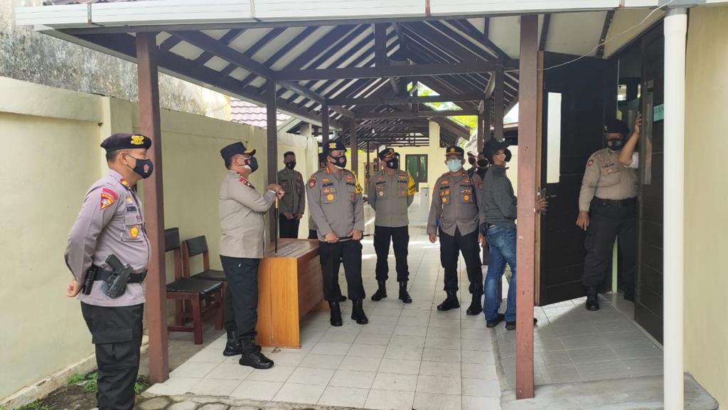 Kalteng Irjen Pol Dr Dedi Prasetyo, M.Hum., M.Si., M.M (nomor dua dari kiri) saat mengecek gudang penyimpanan vaksin Covid-19. FOTO : tbn.