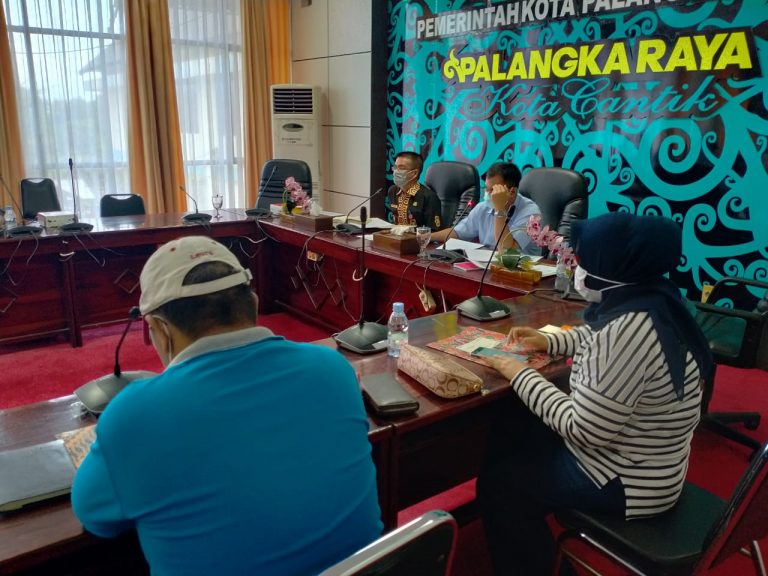 Asisten 2 Setda Kota Palangka Raya, Amandus Frenaldy memimpin rapat membahas identifikasi dan verifikasi calon penerima dana hibah pariwisata, Jumat (4/12/2020). FOTO : mc isen mulang.