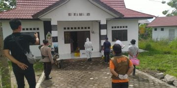 Petugas KPPS Berpakaian APD Datangi Warga yang di Karantina