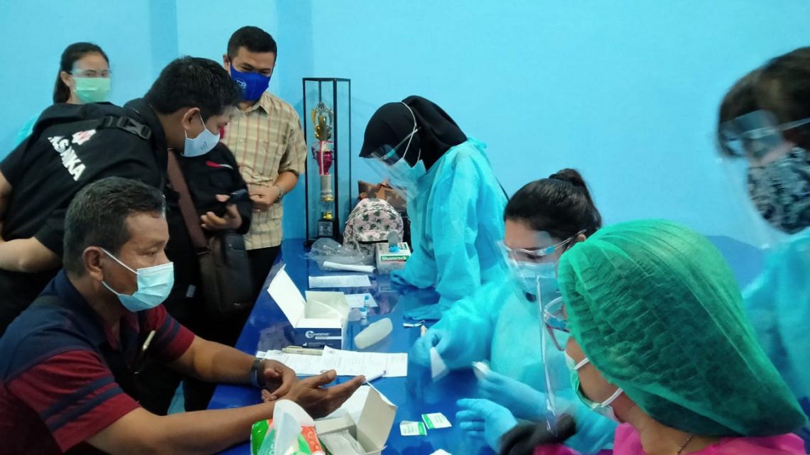 Para awak media sedang melakukan rapid test di kantor DPD Demokrat Kalteng, Senin (23/11/2020). FOTO : her.