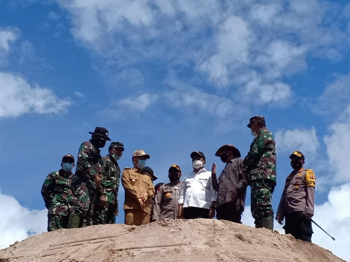 Wakil Menteri Pertahanan (Wamenhan) Republik Indonesia Sakti Wahyu Trenggono (kemeja putih) saat meninjau lokasi. FOTO : tbn.