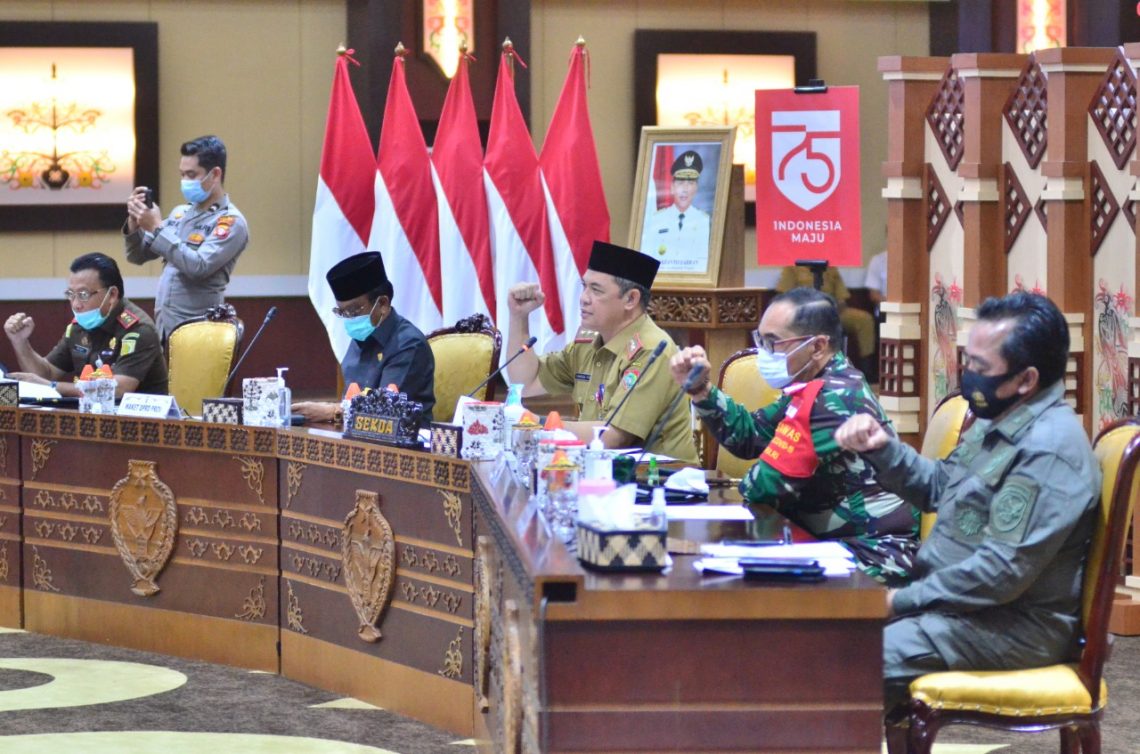 Sekretaris Daerah Kalteng Fahrizal Fitri (tengah). FOTO : bap.