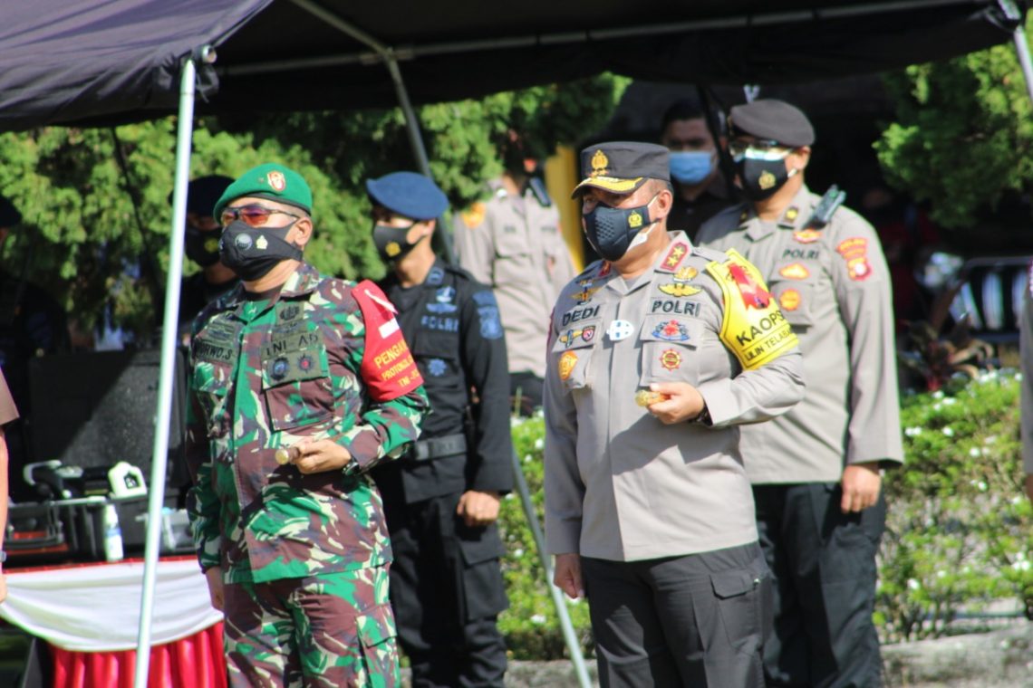 Kapolda Kalteng Irjen Pol Dr. Dedi Prasetyo, Mhum., M.Si., M.M didampingi Danrem 102/Panju Panjung Brigjen TNI Purwo Sudaryanto saat memimpin Apel Gelar Pasukan Operasi Lilin Telabang 2020 di Mako Ditsamapta Polda Kalteng Jalan Tjilik Riwut KM.6 Kota Palangka Raya. Senin (21/12/2020) pagi. FOTO : tbn.