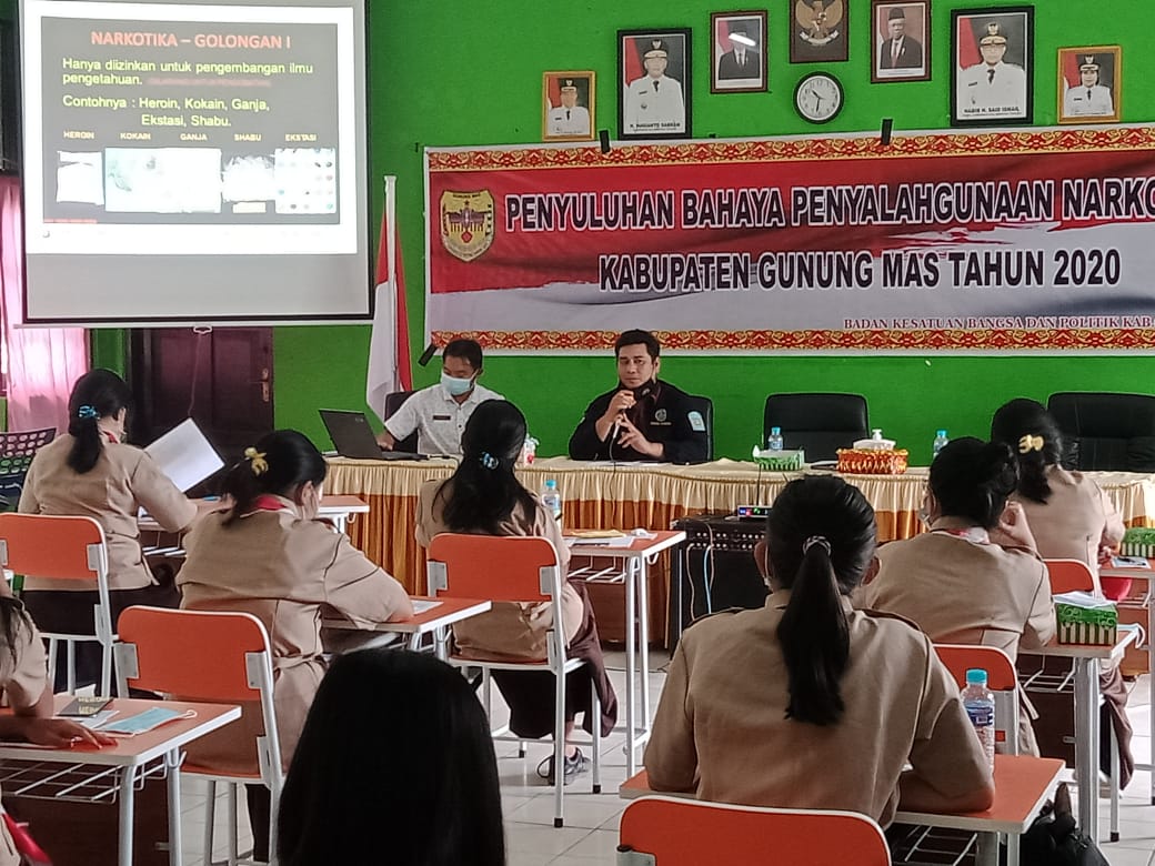 Kapolres Gunung Mas AKBP Rudi Asriman, S.I.K., melalui Kasatresnarkoba Ipda Budi Utomo, S.H., saat memberikan materi bahaya narkotika kepada siswa-siswi  SMAN 1 Sepang Simin Kecamatan Kurun Kabupaten Gumas, Kalteng. FOTO : tbn.