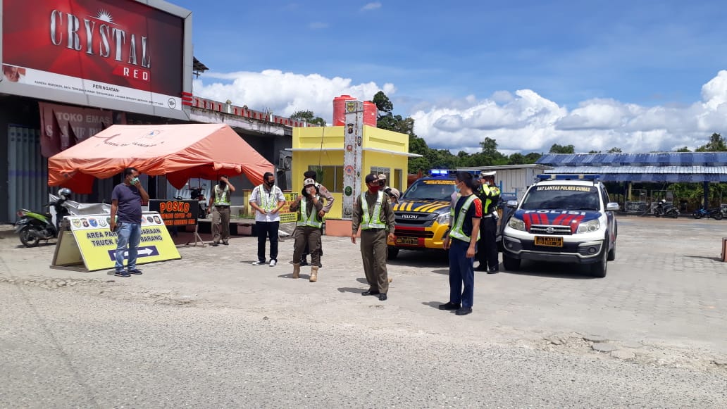 Jajaran Polres Gumas bersama tim gabungan saat melaksanakan operasi yustisi penegakan protokol kesehatan Covid-19. FOTO : tbn.