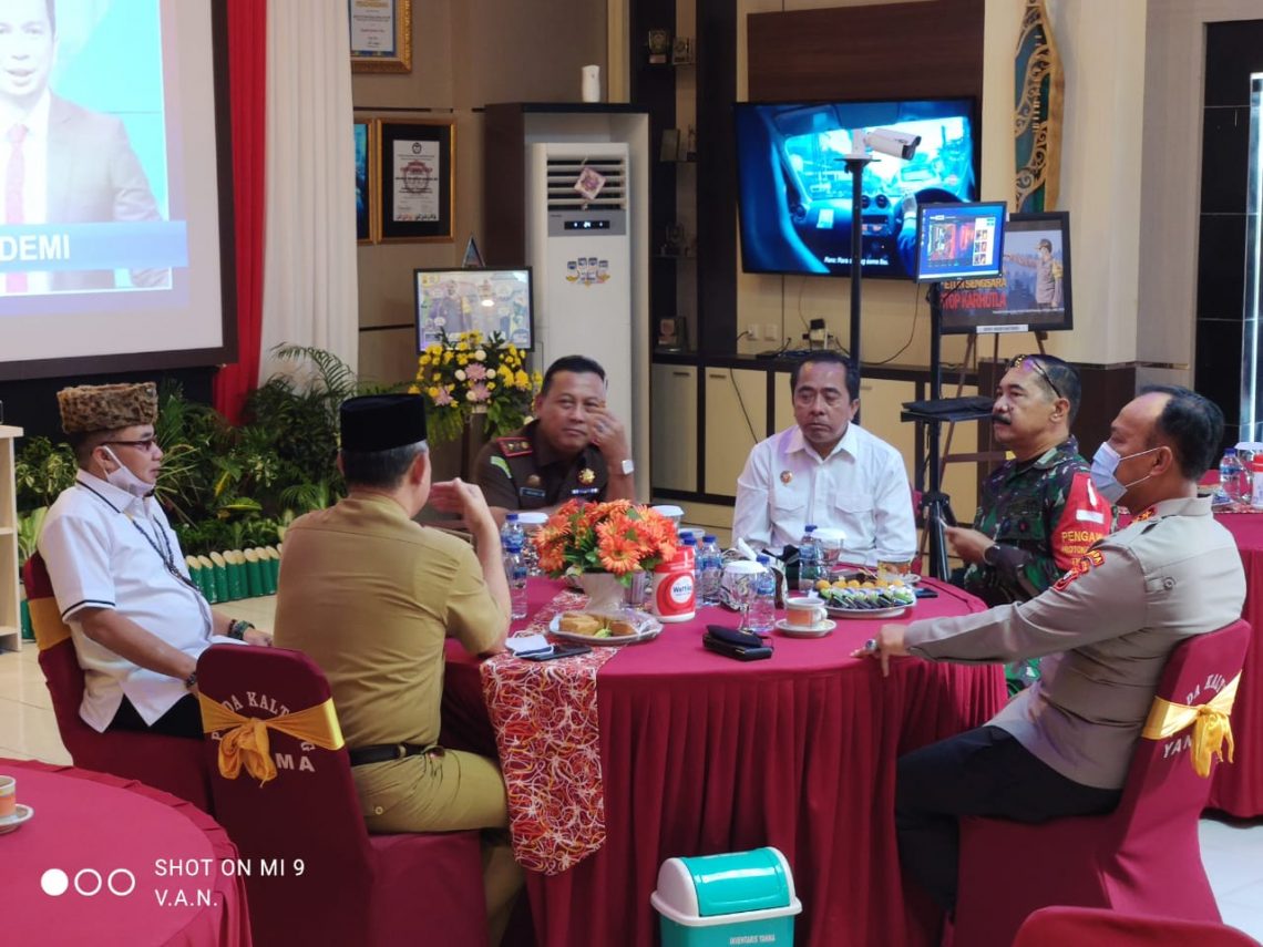 Usai persemian, Kajati Kalteng bersama undangan lainnya dan tuan rumah Kapolda Kapolda terlibat diskusi ringan. FOTO : penkum kejati kalteng.