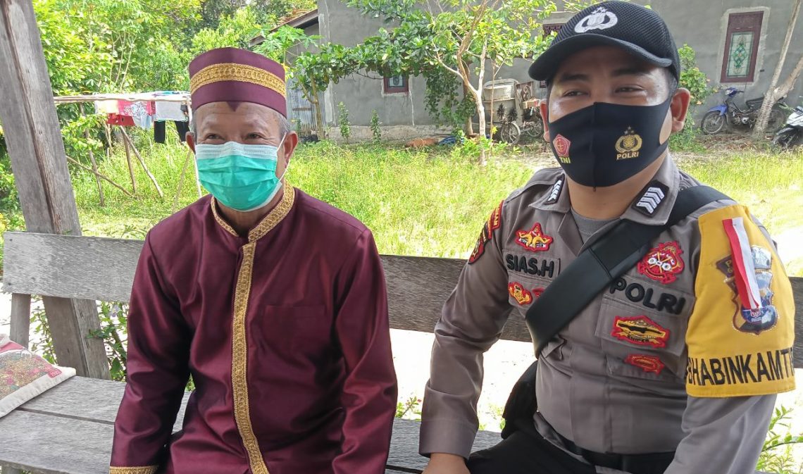 Personel Polsek Sepang saat kunjungi salah satu tokoh masyarakat. FOTO : tbn.
