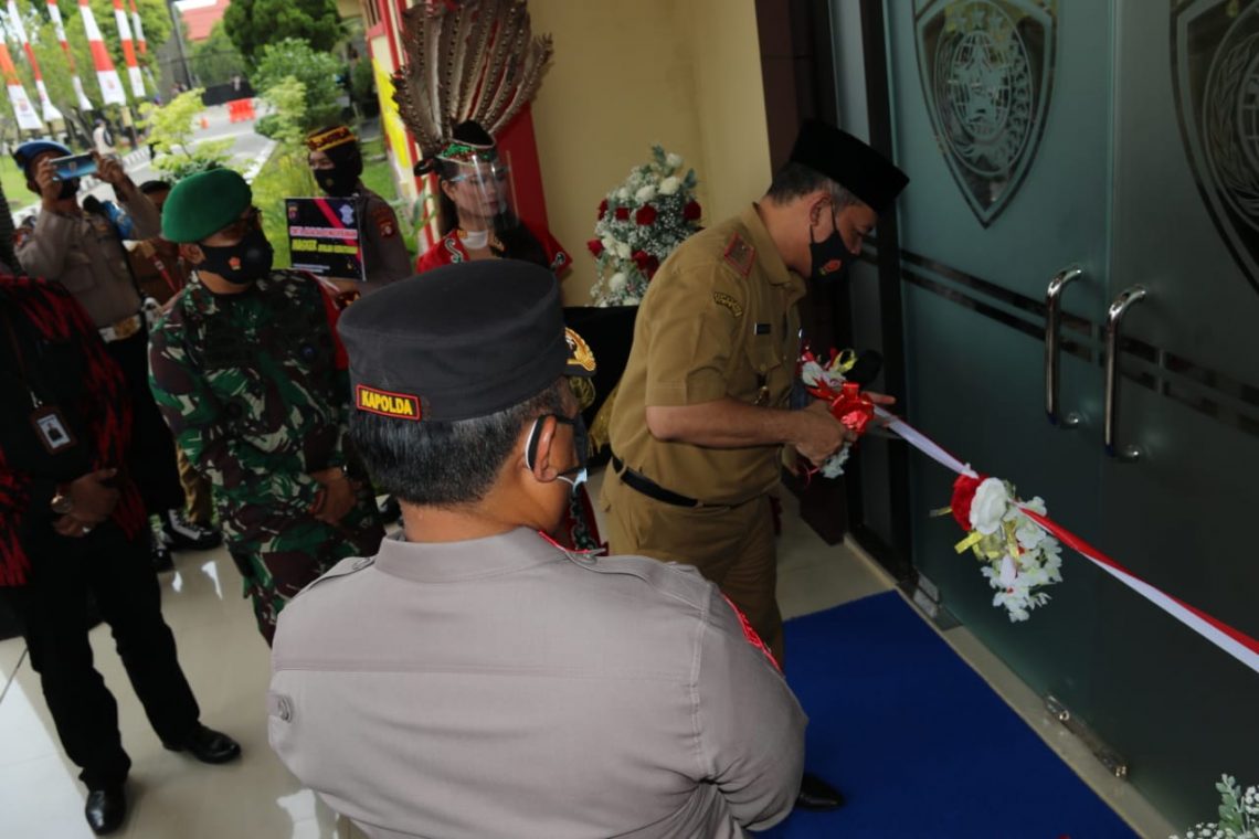 Sekretaris Daerah Fahrizal Fitri, mewakili Gubernur Kalimantan Tengah menggunting pita tanda diresmikannya Gedung Assessment Center dan Gedung Promoter Polda Kalteng Mapolda Kalteng, Selasa (22/12/2020) pagi. FOTO : bap.
