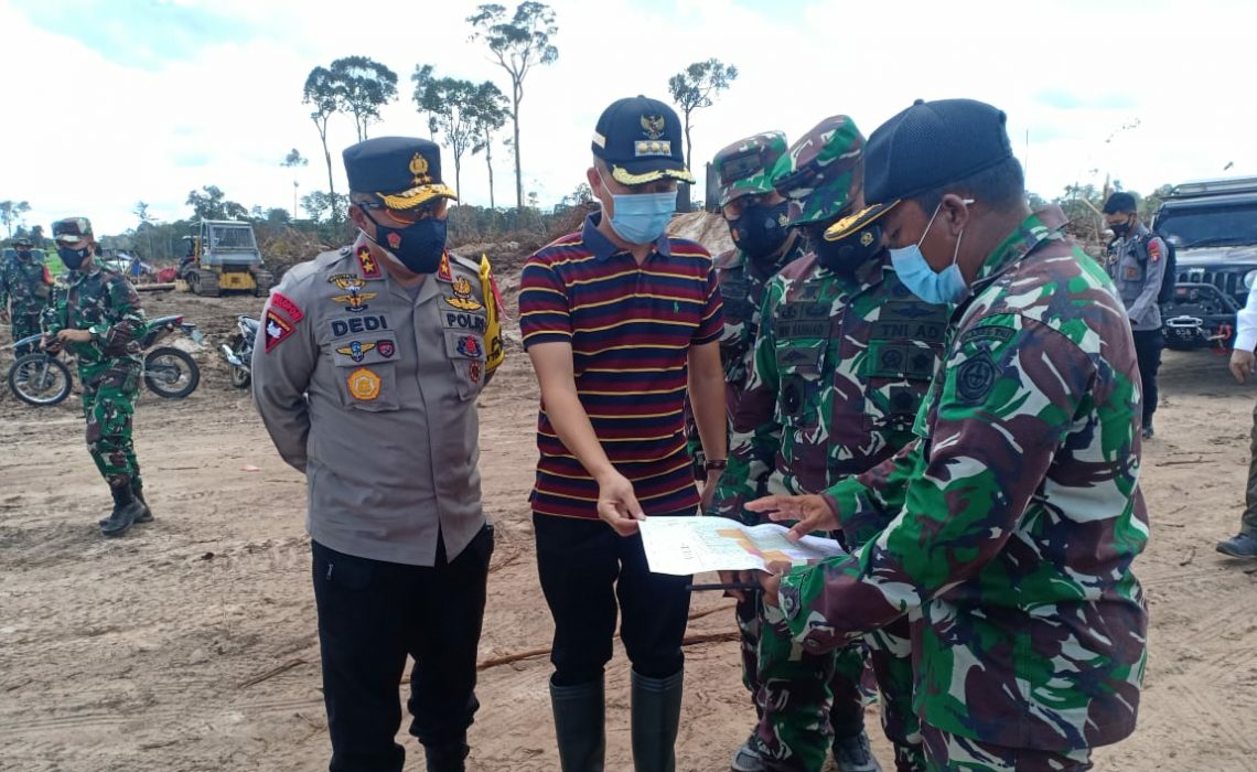 Kapolda Kalteng Irjen Pol Dedi Prasetyo bersama Pangdam XII Tanjungpura Mayjen TNI Muhammad Nur Rohmad dan didampingi Danrem 102 Panju Panjung Brigjen TNI Purwo Sudaryanto saat mendengarkan penjelasan dari Bupati Gunung Mas Jaya S. Monong. FOTO : tbn.