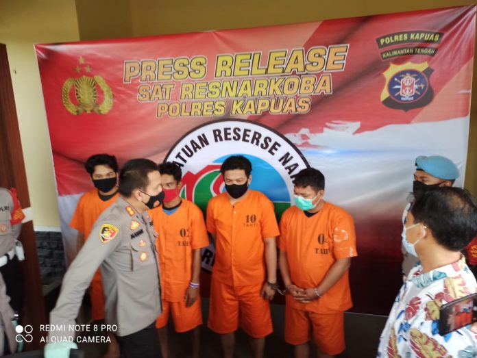 Kapolres Kapuas AKBP Manang Soebeti saat menanyai salah satu tersangka. FOTO : tbn.