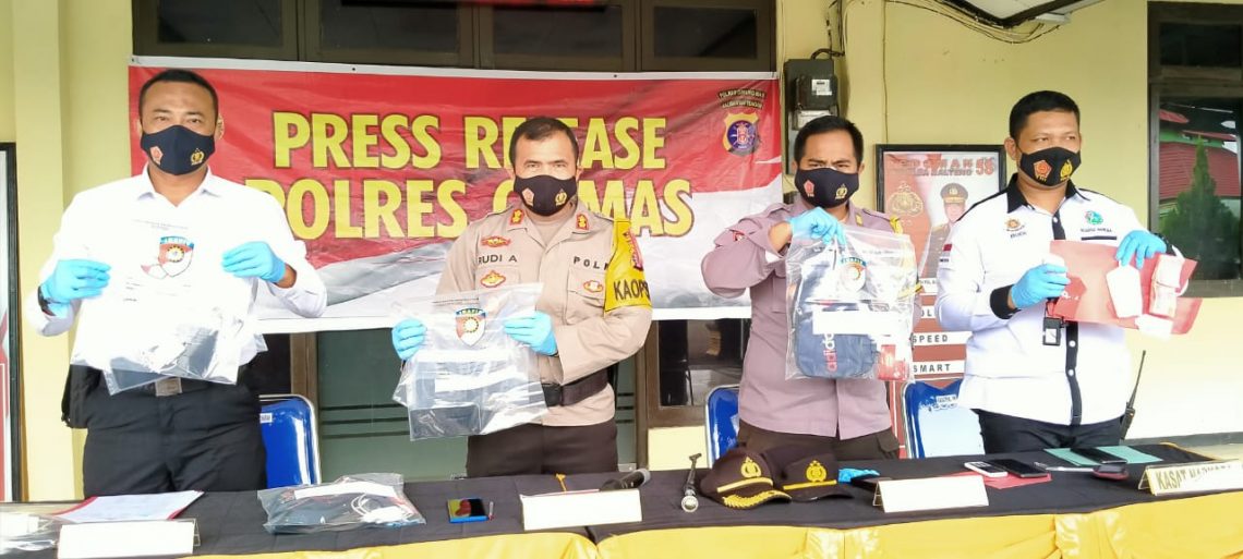 Kapolres Gumas AKBP Rudi Asriman (dua kiri) didampingi Kabag Ops AKP Aries N Ishak, Kasat Reskrim AKP Afif Hasan dan Kasat Narkoba Ipda Budi Utomo saat menujukkan barbuk hasil sitaan di halaman Makopolres Gumas, Selasa (29/12/2020). FOTO : tbn.