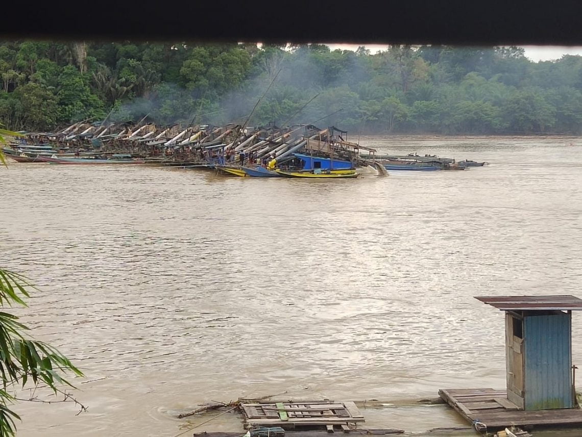 Aktivitas Penambangan Emas Ilegal di Sungai Katingan, Kabupaten Katingan, Provinsi Kalimantan Tengah. FOTO : fer.
