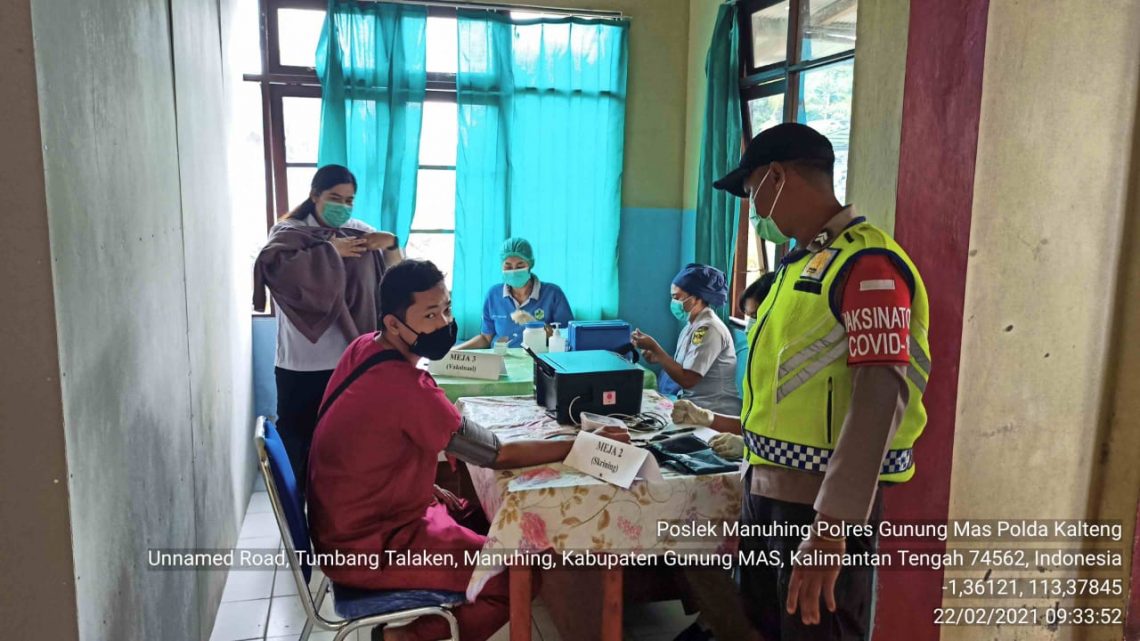 Anggota Polsek Manuhing berjaga-jaga dalam rangka pengamanan vaksinasi tenaga kesehatan. FOTO : tbn.