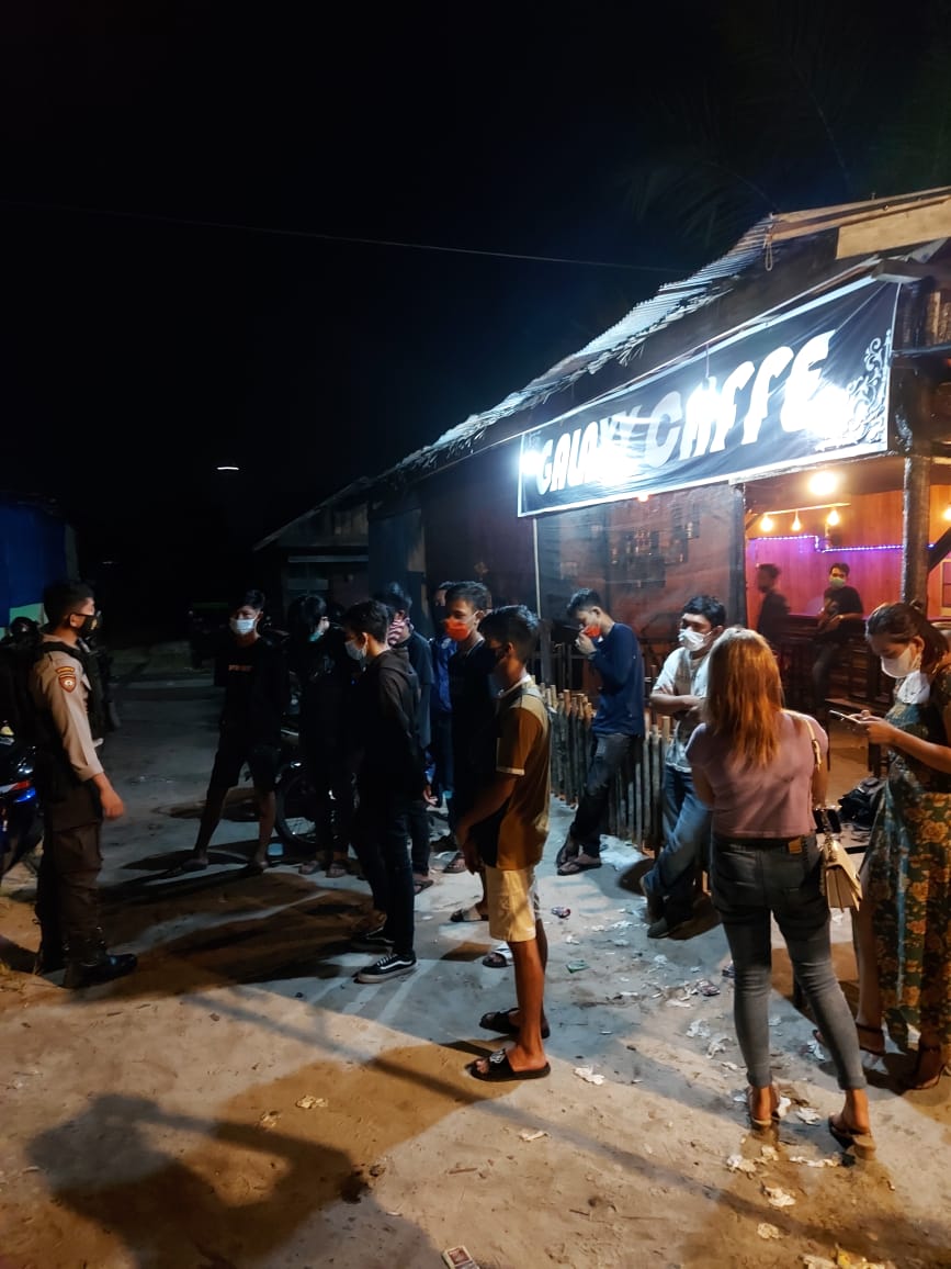 Personel Ditsabhara Polda Kalteng saat mengumpulkan dan memberikan nasehat kepada pengunjung kafe yang melanggar prokes. FOTO : tbn.